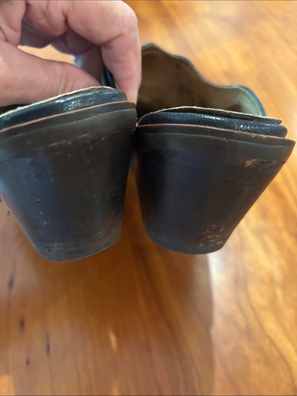 Women’s Black Leather Ariat mules
Size 8-8.5 or 39 - Picture 8 of 8